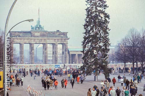  Ein Weihnachtsbaum vor dem Brandburger Tor und der Berliner Mauer im Dezember 1989.