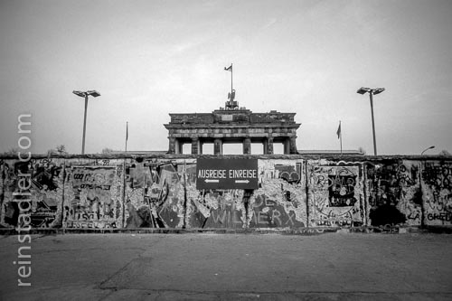  Die Berliner Mauer und das Brandenburger Tor im Winter ´89.