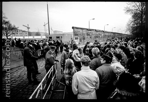  Menschen am Grenzübergang zur Einreise in die DDR am Brandenburger Tor im Winter 1989.