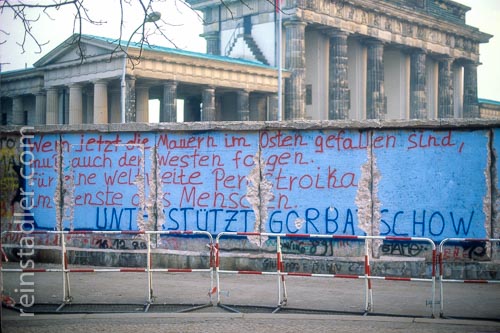  Politischer Spruch zur Unterstützung von Gorbatschow und der Perestroika an der Berliner Mauer beim Brandenburger Tor im Winter ´89.