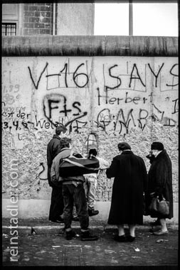  Ein Blick nach Ost-Berlin durch ein Loch in der Mauer, 1989.