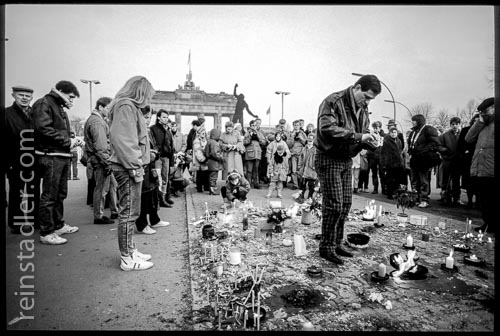  Mahnwache für die Opfer der DDR und des Sowjetregimes vor dem Brandenburger Tor in West-Berlin 1989.