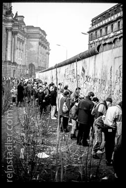  Mauerspechte an der Berliner Mauer im Winter 1989.
