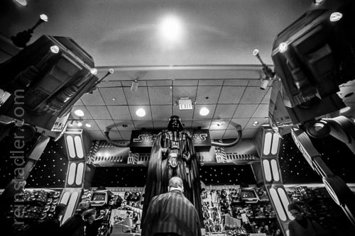  Darth Vader beim Kostümkauf bei FAO Schwarz in Manhatten, New York.